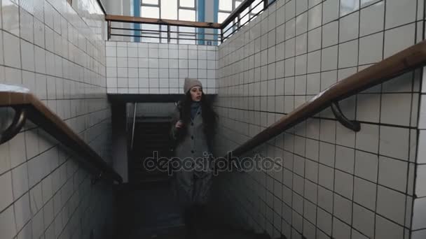 Frau läuft allein in verlassenem Bahnhof — Stockvideo
