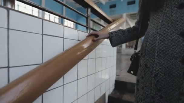 Женщина, идущая одна на старой заброшенной железнодорожной станции — стоковое видео