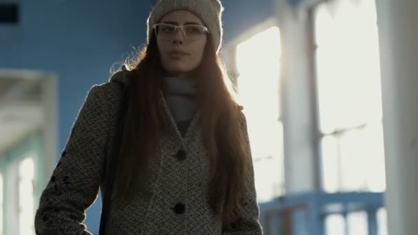 Mujer esperando a su amigo que llega tarde en la vieja estación de tren — Vídeos de Stock