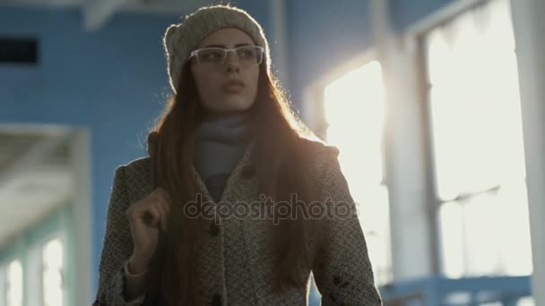 Mulher esperando seu amigo que está atrasado vem na antiga estação ferroviária — Vídeo de Stock