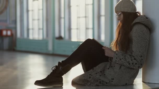 Livre de lecture de femme dans un vieux bâtiment public abandonné — Video