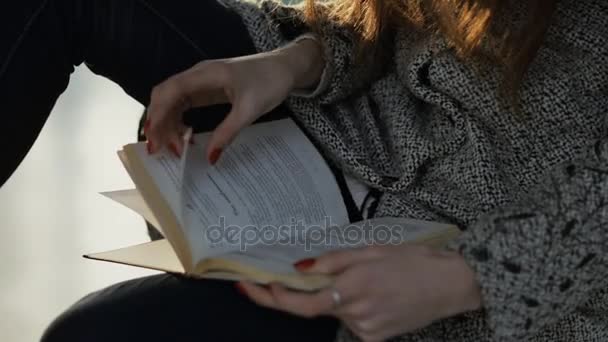 Livre de lecture de femme dans un vieux bâtiment public abandonné — Video