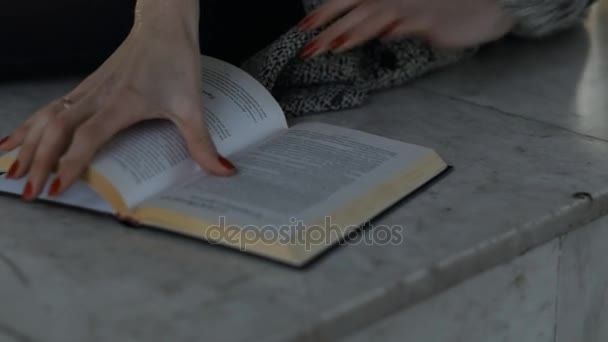 Женщина читает книгу в старом заброшенном общественном здании — стоковое видео