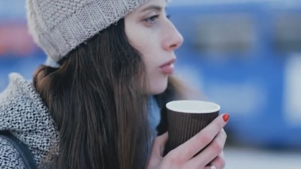 Jovem mulher bebendo chá quente na noite de inverno — Vídeo de Stock