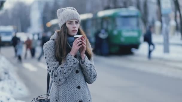 Mujer joven bebiendo té caliente en la noche de invierno — Vídeo de stock