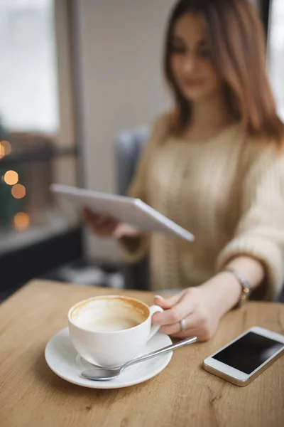 İşgal kadın fincan cappuccino Cafe — Stok fotoğraf