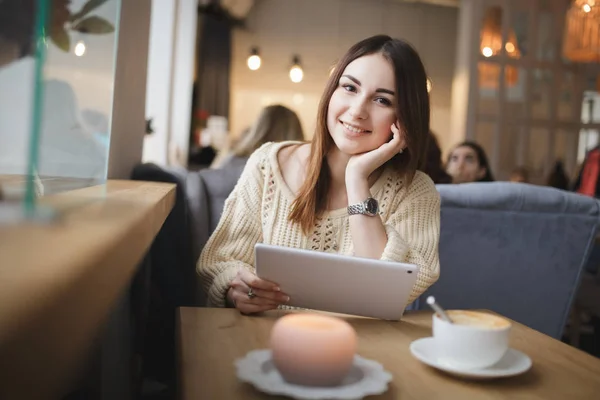 Симпатична жінка використовує планшетний ПК в кафе — стокове фото