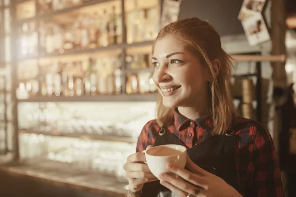 Kadın barista kahve içme