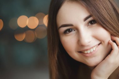 Yakın çekim güzel kadın, altın bokeh arka plan yüzü