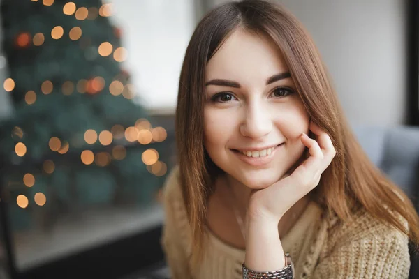 Close-up gezicht van mooie vrouw, gouden bokeh achtergrond — Stockfoto