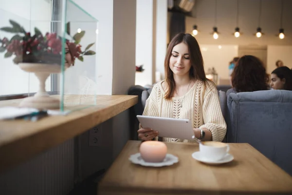 Сучасна жінка дивиться фільм на планшетному ПК в кафе — стокове фото