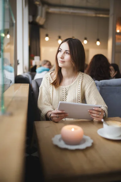 Ładna kobieta przy użyciu komputera typu tablet w kawiarni — Zdjęcie stockowe