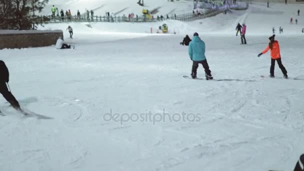Piste de ski avec personnes non identifiées - vue arrière — Video