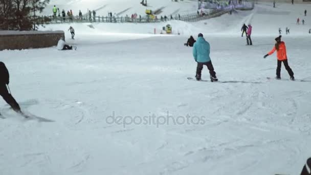 Landasan ski dengan orang tak dikenal Pemandangan belakang — Stok Video