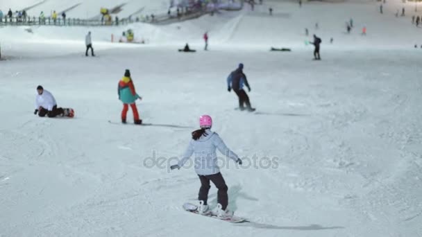 Pista de esquí con personas no identificadas - vista trasera — Vídeo de stock