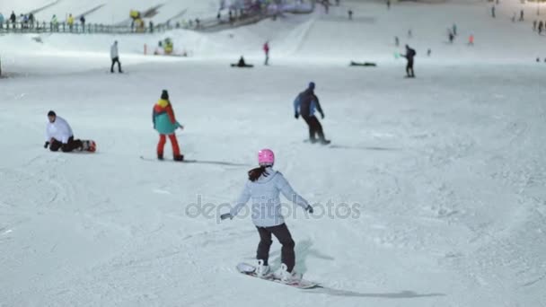 Pista da sci con persone non identificate - vista posteriore — Video Stock