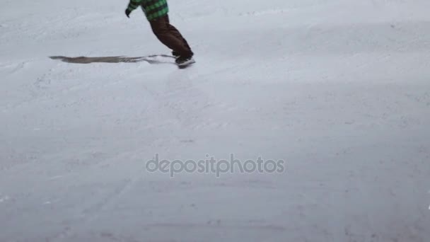 Stok narciarski z niezidentyfikowanych osób - widok z tyłu — Wideo stockowe