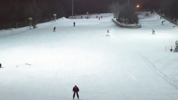 Pista de esquí con personas no identificadas - vista frontal — Vídeo de stock
