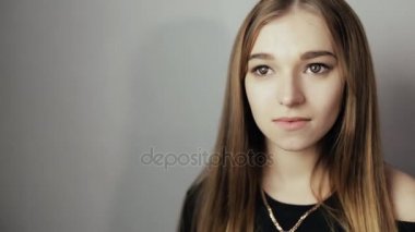 Çekici kadın gözlük gri arka plan üzerinde closeup