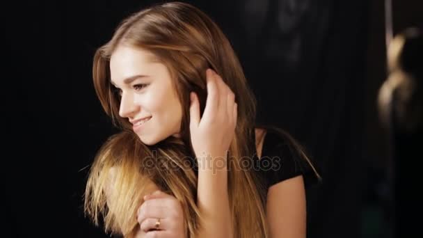 Mulher bonita posando com as mãos no rosto - fundo preto — Vídeo de Stock