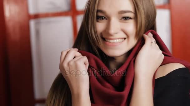 Zbliżenie z atrakcyjną kobietę na sobie czerwony szalik kryty — Wideo stockowe