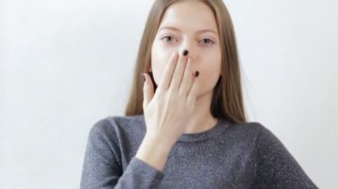 Hava öpücük beyaz arka plan yapma diş telleri ile genç kız