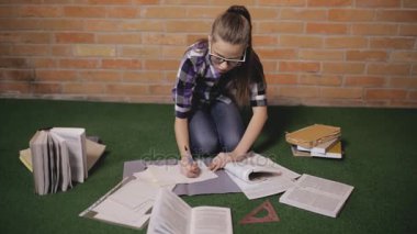 Genç kız factitiously bir katta oturan ev görev yapıyor