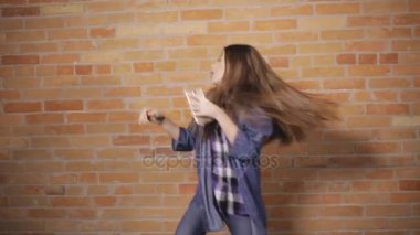 Tuğla duvar arka plan adlı genç kız, Crazy dans