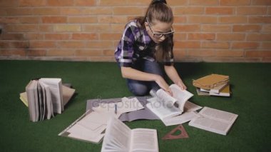 Genç kız factitiously bir katta oturan ev görev yapıyor