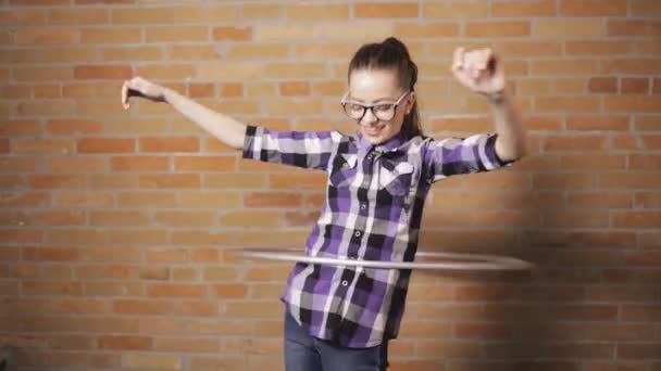 Adolescente menina girando hula hoop — Vídeo de Stock