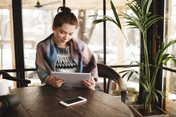 Mujer moderna usando la tableta PC y teléfono inteligente en un café —  Fotos de Stock