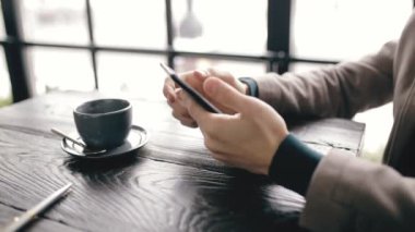 Bir kafede dijital tablet kullanarak işadamı kırpılmış