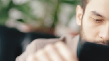 Bir kafede dijital tablet kullanarak başarılı bir iş adamı closeup portresi