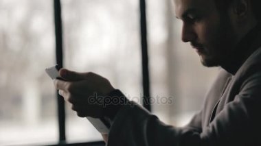 Profil görünümü başarılı işadamı bir kafede dijital tablet kullanma