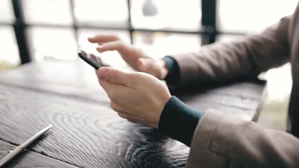 Bir kafede dijital tablet kullanarak işadamı kırpılmış — Stok video