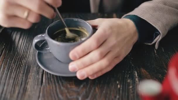 Close-up van het mengen van suiker in een kopje koffie — Stockvideo