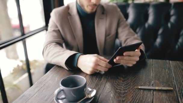 Cultivado de hombre de negocios utilizando tableta digital en un café — Vídeos de Stock