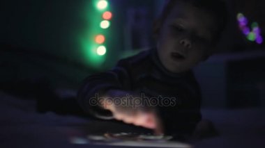 Tablet pc veya smartphone yatakta ile geceleri oynarken küçük çocuk