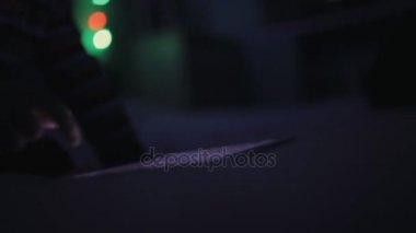 Tablet pc veya smartphone yatakta ile geceleri oynarken küçük çocuk