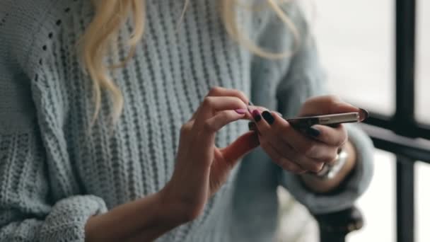 Vrouw zitten in een cafe terwijl kijken naar smartphone - closeup — Stockvideo