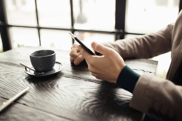 Обрезание бизнесмена с помощью цифрового планшета в кафе — стоковое фото