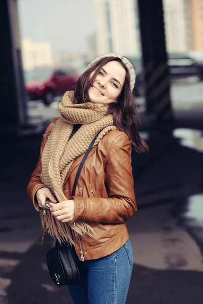 Mujer divertida en la calle —  Fotos de Stock