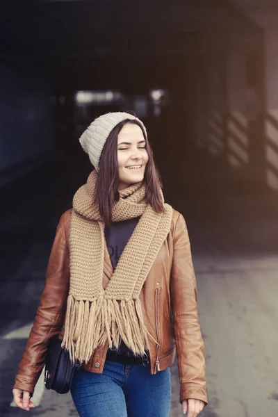 Lustige Frau auf der Straße — Stockfoto