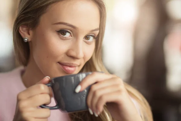 Mujer bebiendo taza de té en un café - primer plano — Foto de Stock