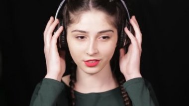 Kulaklık kadında siyah arka planda müzik dinle