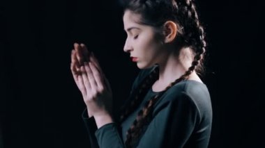 Kadın incelikle siyah arka plan üzerine taşıma