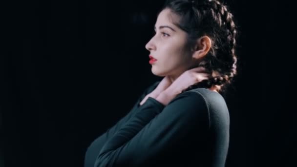 Kadın incelikle siyah arka plan üzerine taşıma — Stok video
