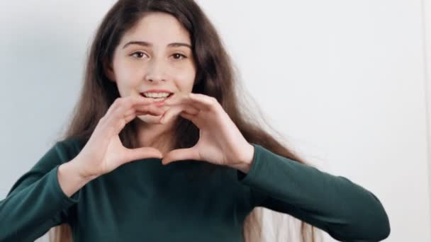 Mujer haciendo el amor gesto del corazón con las manos — Vídeos de Stock