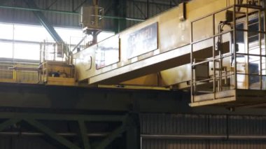 Ukrayna, Dnepr - 11 Şubat 2017: Interpipe fabrika. Büyük çelik işletmeleri. Vinç ve fabrika asılı.