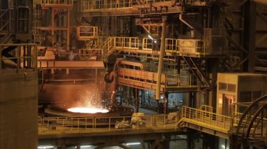 Ukrayna, Dnepr - 11 Şubat 2017: Interpipe fabrika. Sıvı metal Metalurji tesisi ile konteyner içine katkı maddeleri yükleme alt